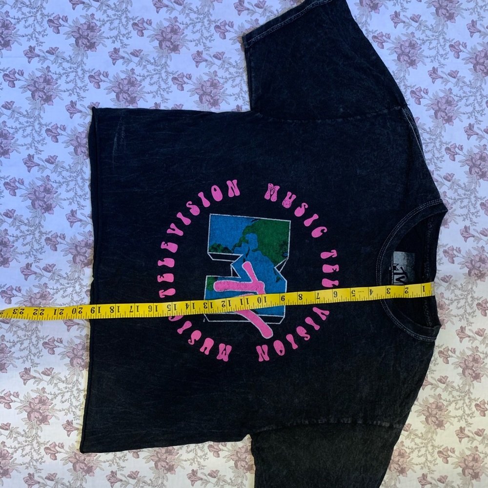 MTV  retro cropped shirt.
